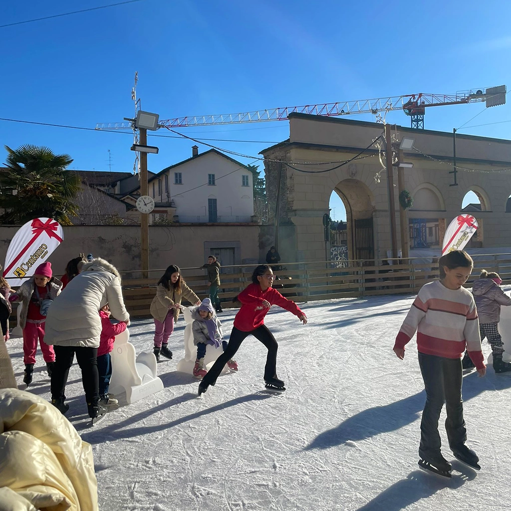 bambini-che-pattinano-sul-ghiaccio-a-winter-camp-di-art-camp-novara